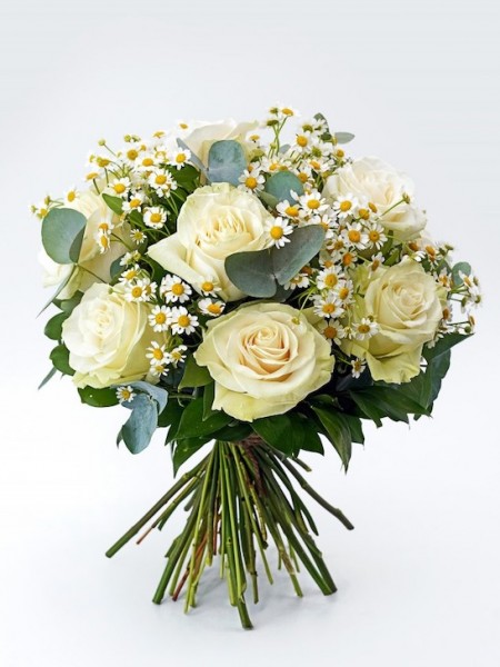 Стильный букет «Верона» с белыми розами и полевыми ромашками фото 3 — Городской букет