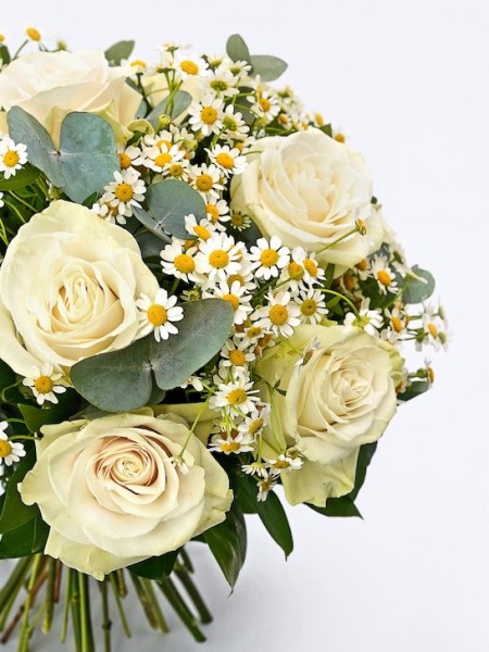 Стильный букет «Верона» с белыми розами и полевыми ромашками фото 2 — Городской букет