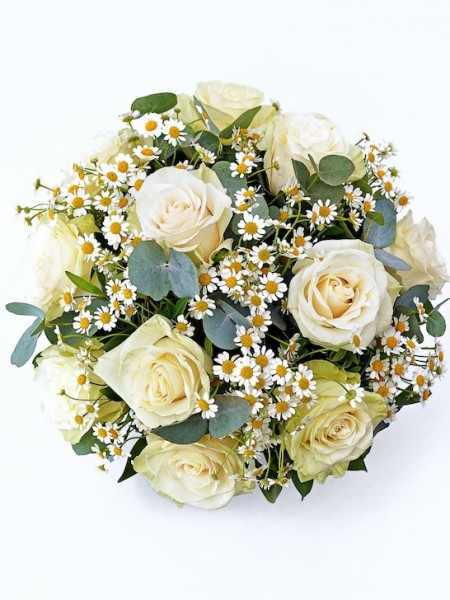 Стильный букет «Верона» с белыми розами и полевыми ромашками фото 4 — Городской букет