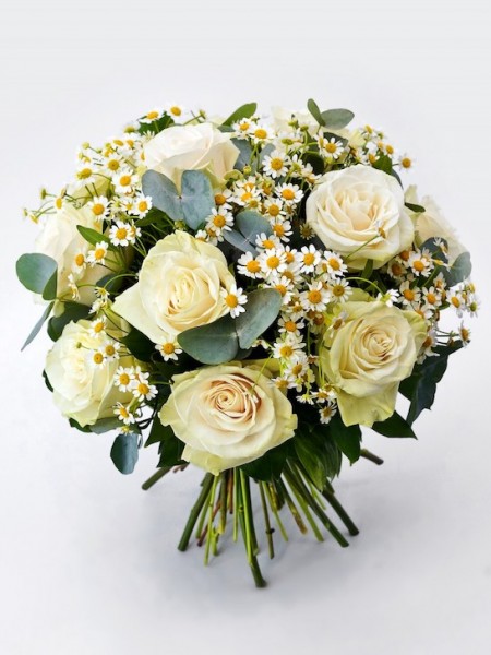 Стильный букет «Верона» с белыми розами и полевыми ромашками фото 1 — Городской букет
