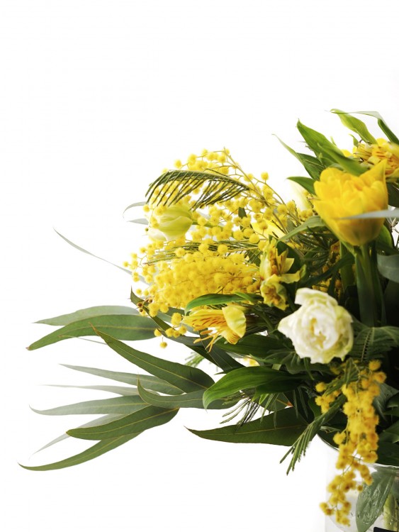 Букет «Луч» с весенней мимозой и желтыми цветами — Городской букет