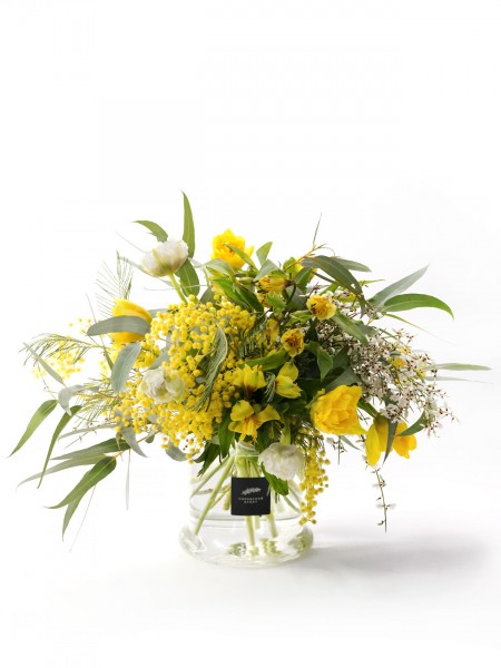 Букет «Луч» с весенней мимозой и желтыми цветами фото 1 — Городской букет