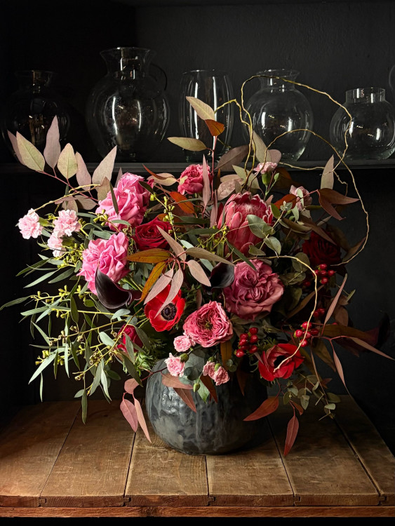 Букет «Вихрь чувств» с алыми анемонами &mdash; Городской букет