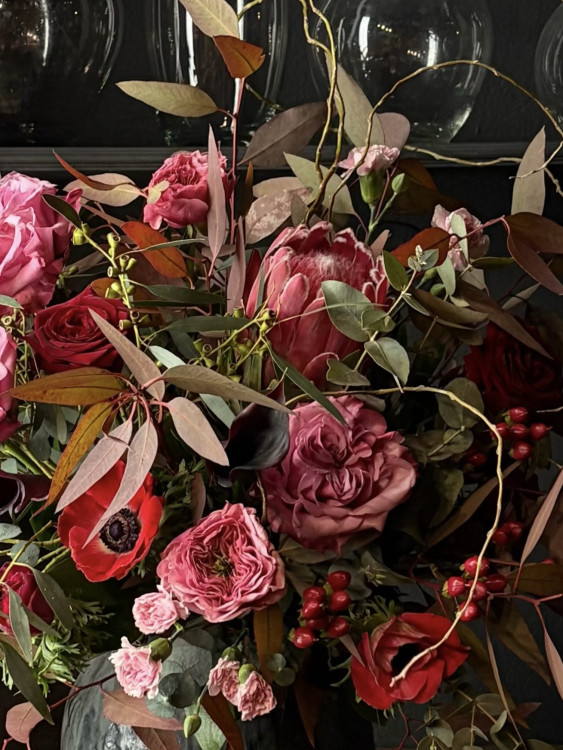 Букет «Вихрь чувств» с алыми анемонами &mdash; Городской букет