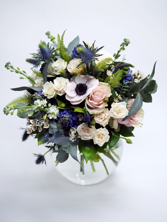 Букет «Марта» с анемонами, кустовыми розами и эвкалиптом — Городской букет