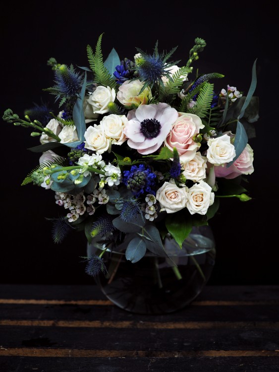 Букет «Марта» с анемонами, кустовыми розами и эвкалиптом — Городской букет