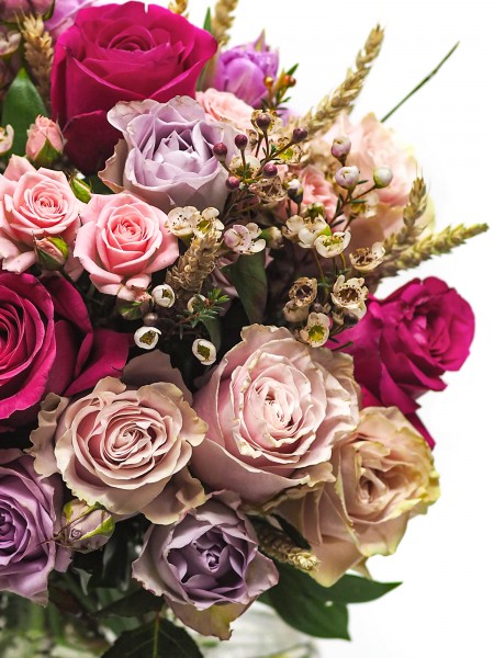 Букет «Донна» из розовых, сиреневых и малиновых роз и колосьев фото 2 — Городской букет