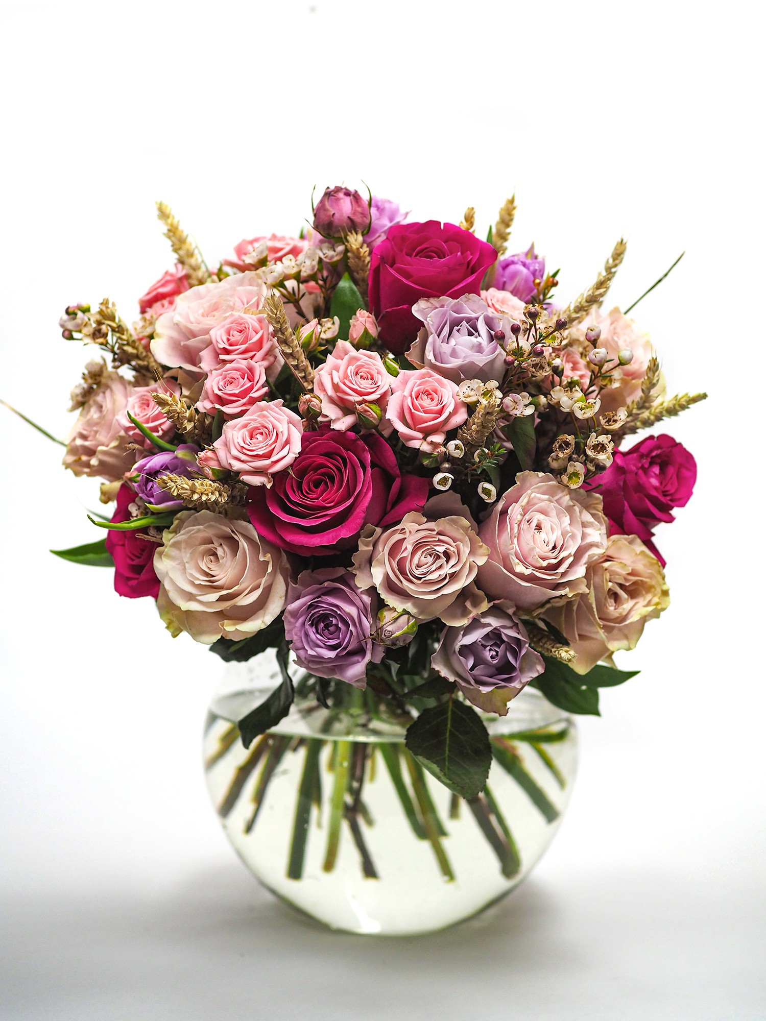 Букет «Донна» из розовых, сиреневых и малиновых роз и колосьев фото 1 — Городской букет