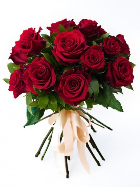 Букет «Эллай» классический с красными розами и декоративной зеленью фото 1 — Городской букет