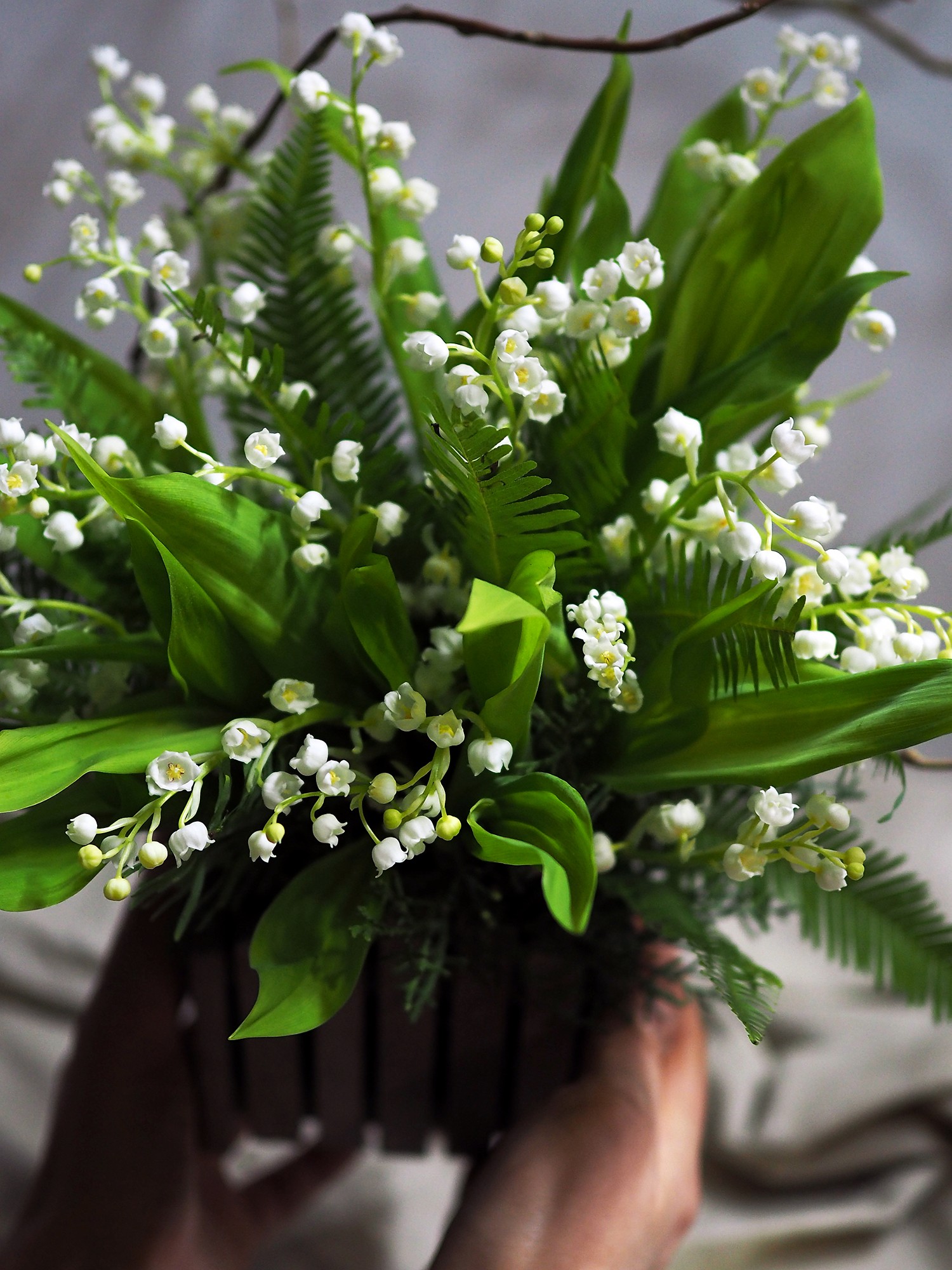 Композиция «Луна» с ландышами и лесным мхом (25 веточек)