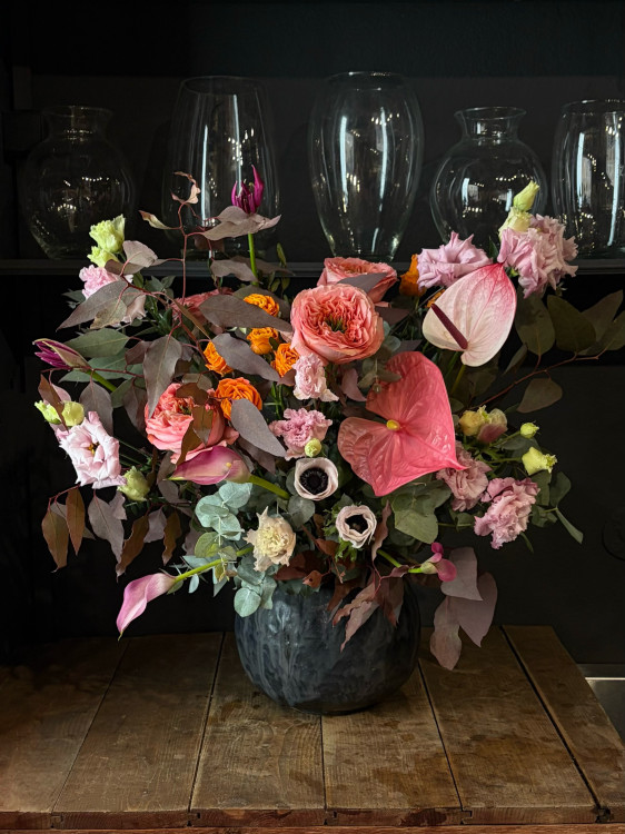 Букет «Влюбленные» с изящными антуриумами &mdash; Городской букет