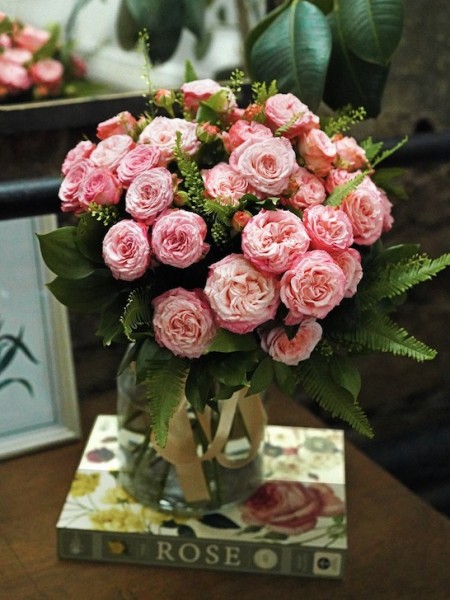 Букет «Одри» с пионовидными розами Бомбастик / Bombastic и папоротником Амбрелла фото 2 — Городской букет