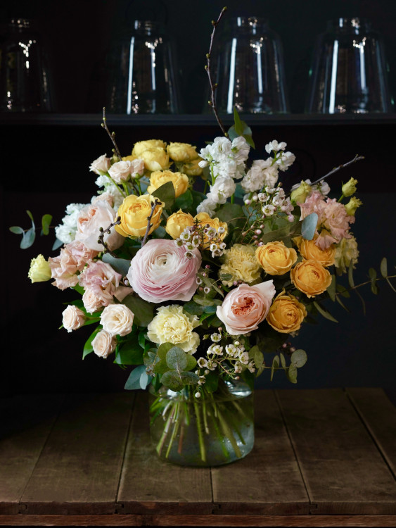 Букет «Теплые объятия» с розами и ранункулюсами &mdash; Городской букет