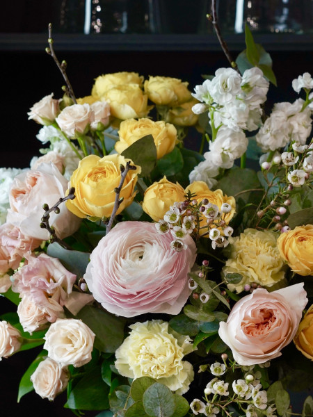 Букет «Теплые объятия» с розами и ранункулюсами фото 2 &mdash; Городской букет