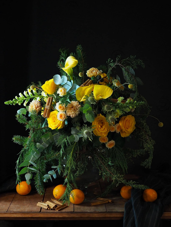 Золотистый букет «Диор» с морозной хвоей — Городской букет