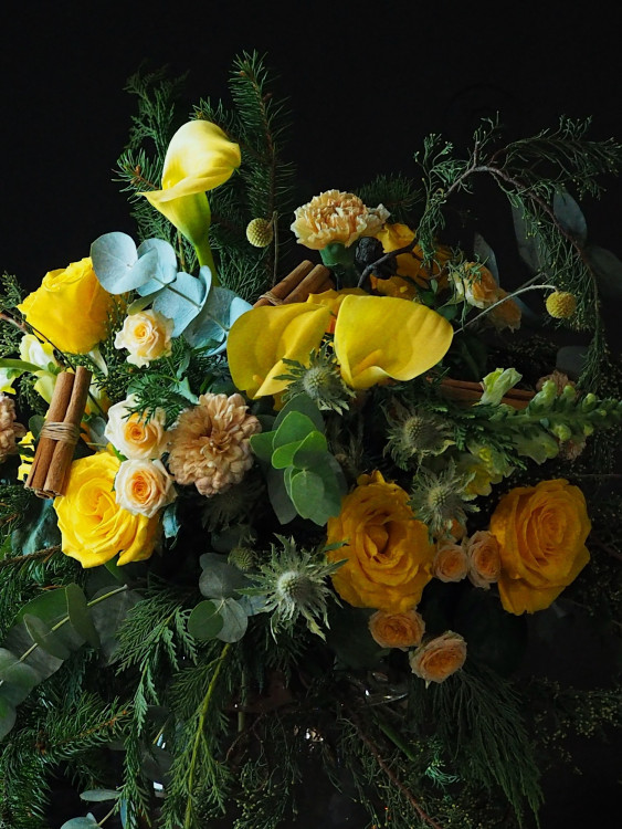 Золотистый букет «Диор» с морозной хвоей — Городской букет