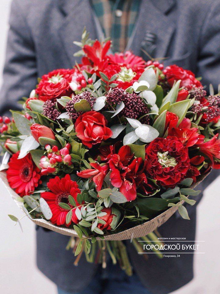 Букет «Эмма» с красными розами Рэд Монстер/Red Monster и эвкалиптом фото 1 — Городской букет