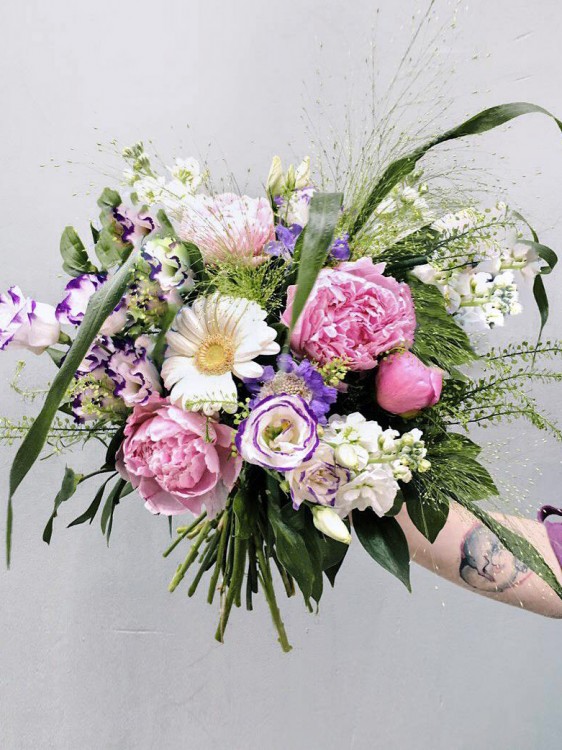 Полевой букет «Хелена» с пионами и нежными гермини, от 2800 — Городской букет