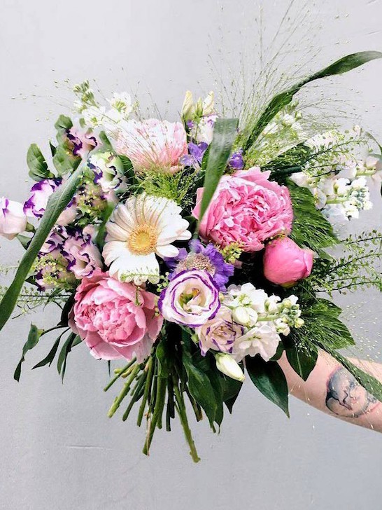 Полевой букет «Хелена» с пионами и нежными гермини, от 2800 — Городской букет