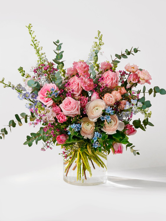 Нежный букет «Аделина» с розами и ранункулюсами — Городской букет