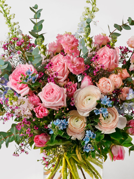 Нежный букет «Аделина» с розами и ранункулюсами — Городской букет