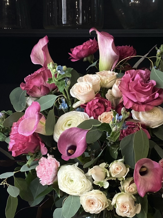 Букет «Ласковый сон» с изящными каллами и ранункулюсами &mdash; Городской букет