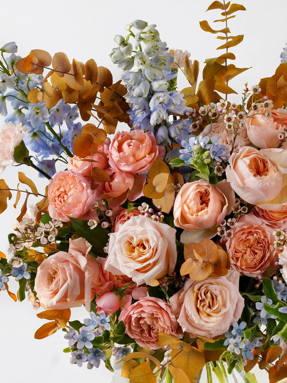 Букет «Ангелина» с дельфиниумами и кремовыми розами, от 10900 руб. — Городской букет