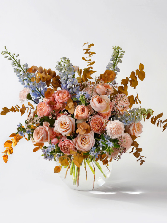 Букет «Ангелина» с дельфиниумами и кремовыми розами, от 10900 руб. — Городской букет