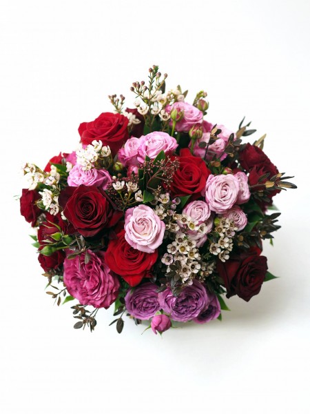 Букет «Беатрисс» с красными и розовыми классическими розами фото 2 — Городской букет