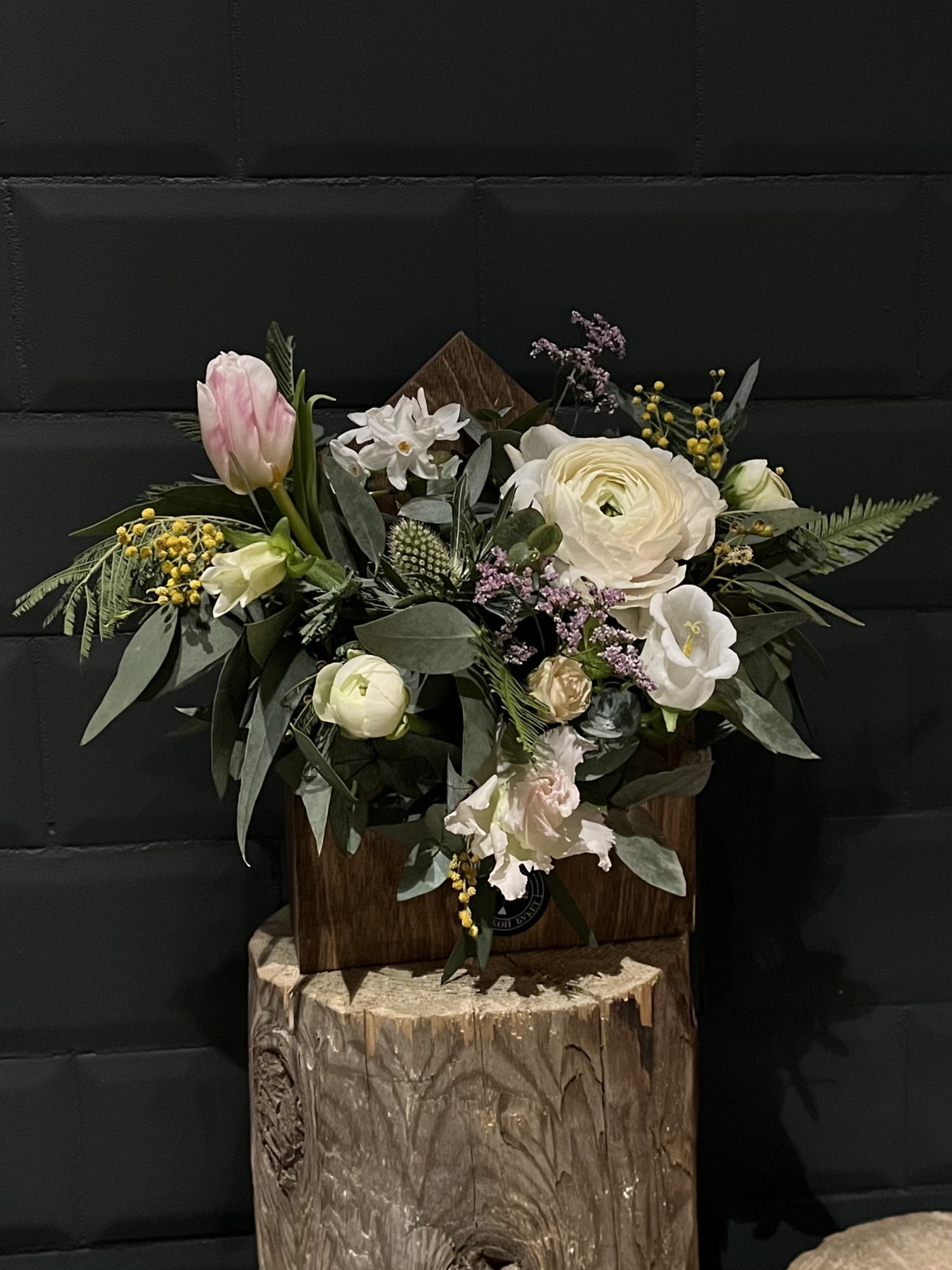 Цветочная композиция в деревянном конверте  фото 1 &mdash; Городской букет
