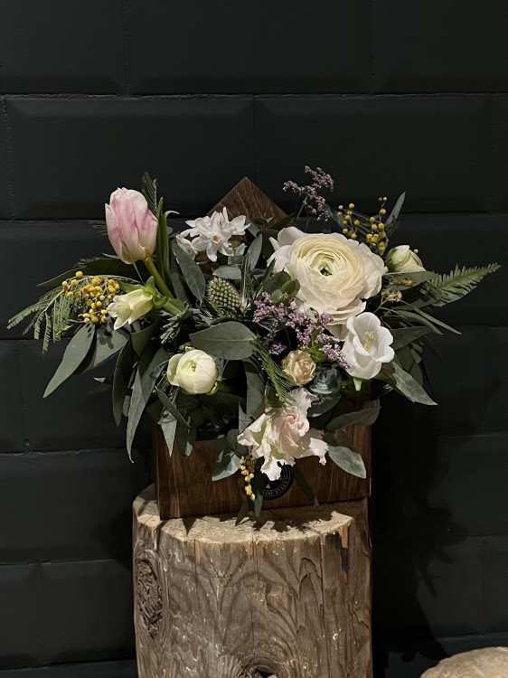 Цветочная композиция в деревянном конверте  &mdash; Городской букет