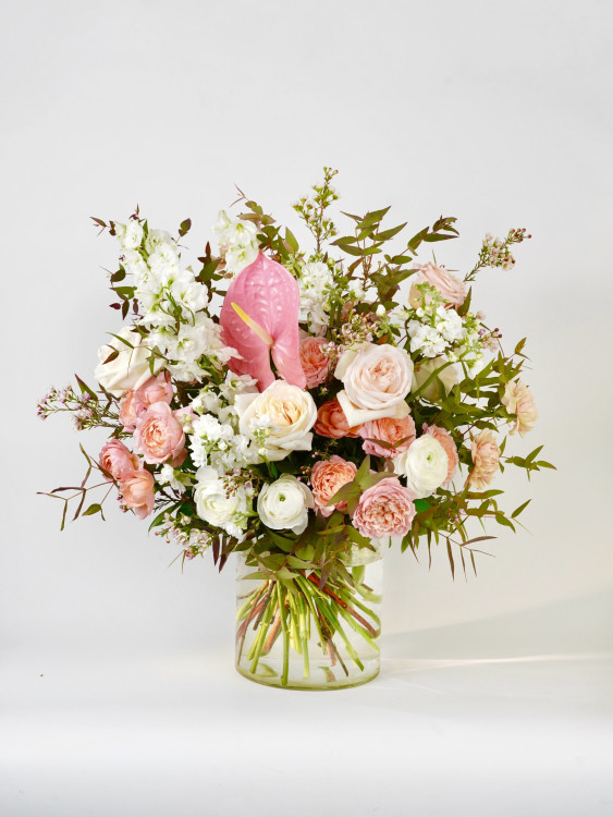 Букет «Дориан» с розовым антуриумом и персиковыми розами &mdash; Городской букет