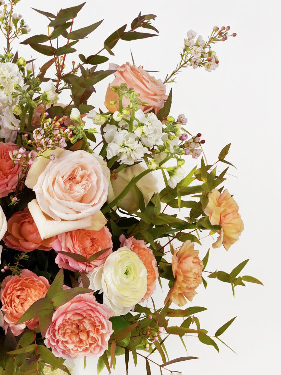 Букет «Дориан» с розовым антуриумом и персиковыми розами &mdash; Городской букет