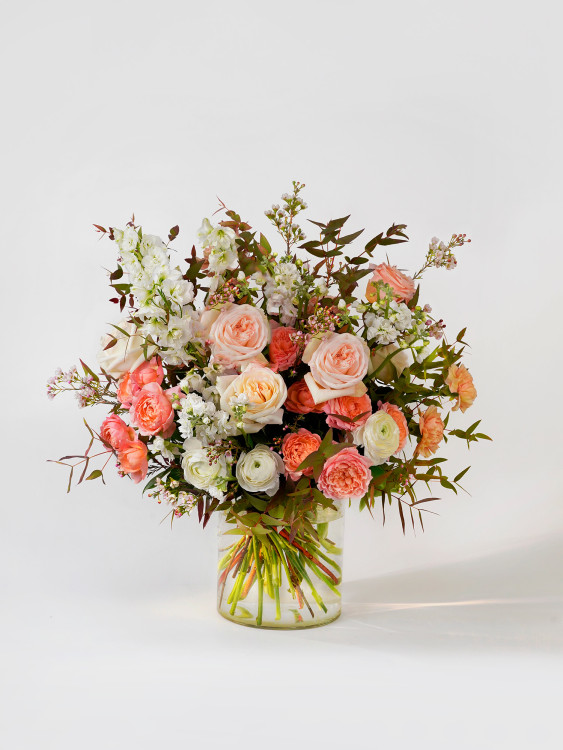 Букет «Дориан» с розовым антуриумом и персиковыми розами &mdash; Городской букет