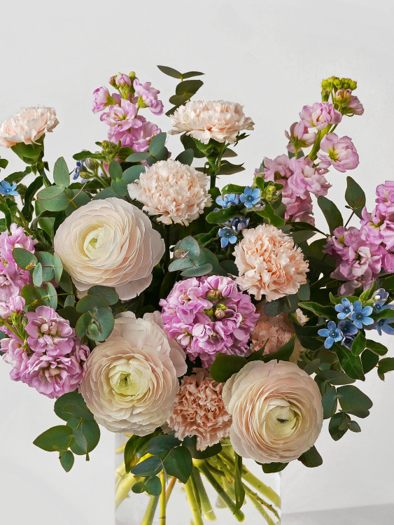 Элегантный букет «Лив» с ранункулюсами и душистой маттиолой &mdash; Городской букет