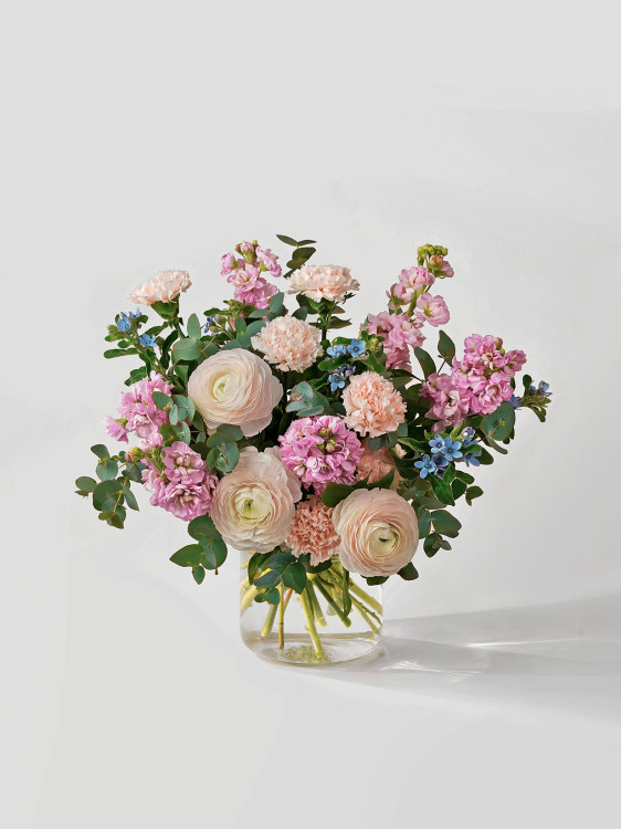 Элегантный букет «Лив» с ранункулюсами и душистой маттиолой — Городской букет