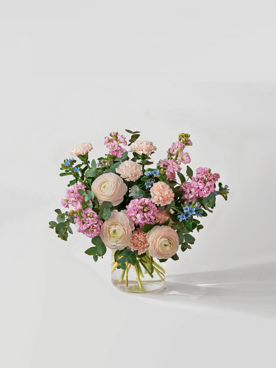 Элегантный букет «Лив» с ранункулюсами и душистой маттиолой — Городской букет