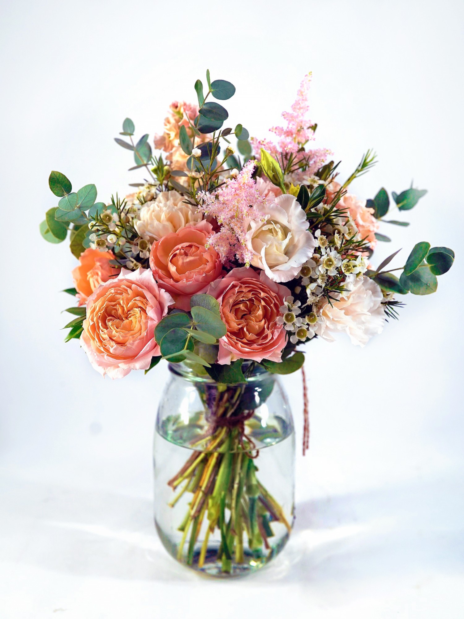 Букет «Лисс» с кустовыми пионовидными розами, лизиантусом и эвкалиптом фото 1 — Городской букет