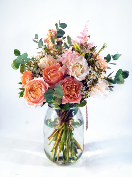 Букет «Лисс» с кустовыми пионовидными розами, лизиантусом и эвкалиптом фото 1 — Городской букет