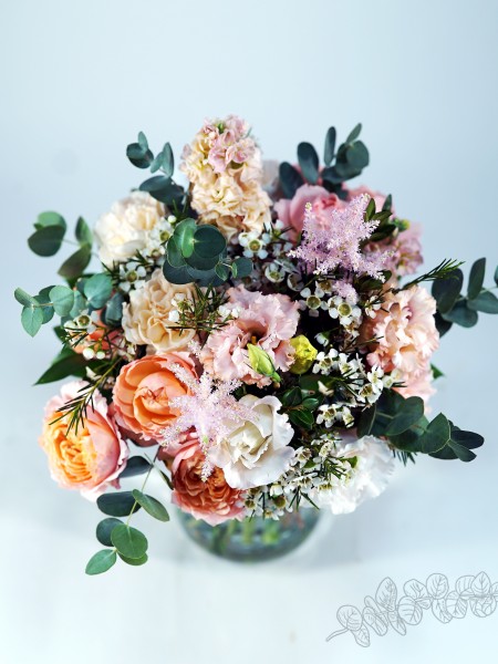 Букет «Лисс» с кустовыми пионовидными розами, лизиантусом и эвкалиптом фото 2 — Городской букет