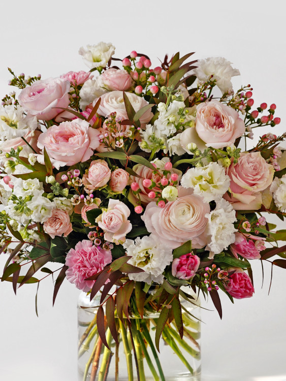 Благородный букет «Анетт» с розами и ранункулюсами &mdash; Городской букет