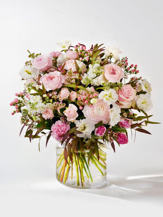 Благородный букет «Анетт» с розами и ранункулюсами &mdash; Городской букет