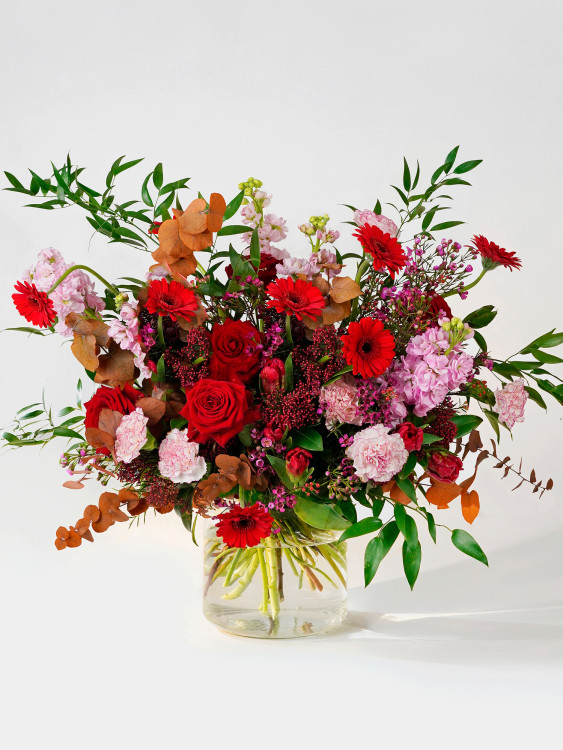 Яркий букет «Майя» в насыщенной красной гамме &mdash; Городской букет