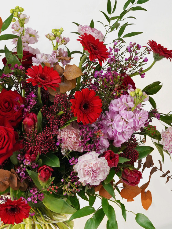 Яркий букет «Майя» в насыщенной красной гамме &mdash; Городской букет