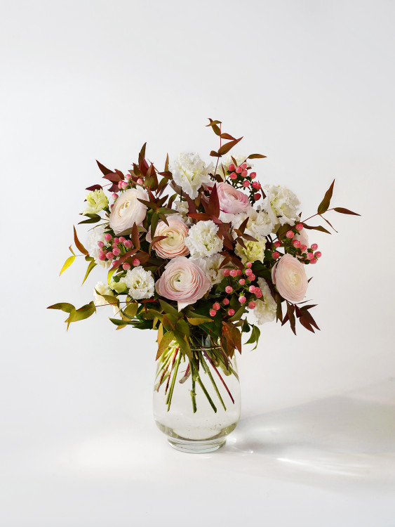 Стильный букет «Берта» с ранункулюсами и красным эвкалиптом &mdash; Городской букет