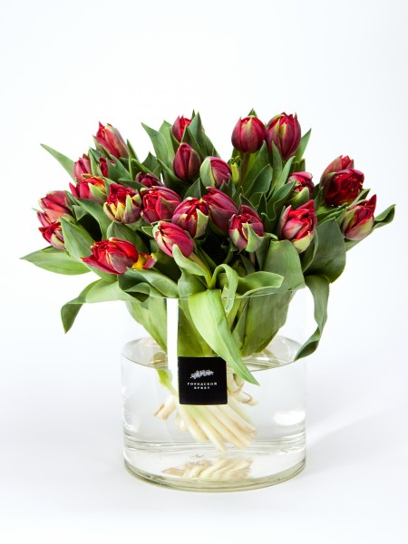 Букет «Лили» с малиновыми тюльпанами, от 3240 фото 1 — Городской букет