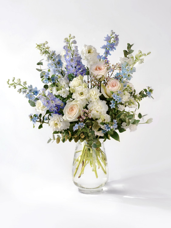 Небесно-голубой букет «Ален» с дельфиниумами и садовыми розами — Городской букет
