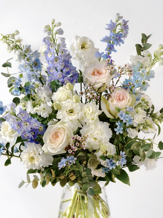 Небесно-голубой букет «Ален» с дельфиниумами и садовыми розами — Городской букет