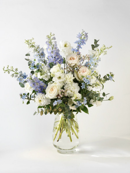 Небесно-голубой букет «Ален» с дельфиниумами и садовыми розами от 10 000 руб. фото 1 &mdash; Городской букет