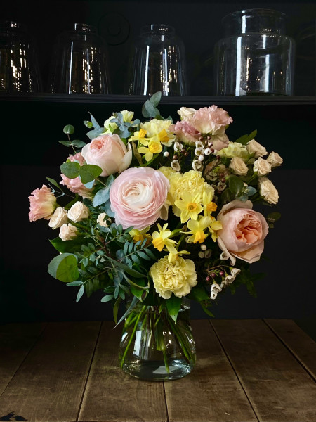 Букет «Теплые объятия» в желто-кремовой гамме с розами и ранункулюсами фото 1 &mdash; Городской букет